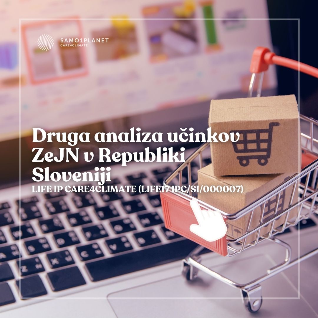 Nakupovalni voziček z dvema kartonastima škatlama stoji na tipkovnici prenosnika, v ozadju pa je zamegljen zaslon spletne trgovine. Čez fotografijo je izpisano besedilo o drugi analizi učinkov ZeJN v Republiki Sloveniji v okviru projekta LIFE IP CARE4CLIMATE.