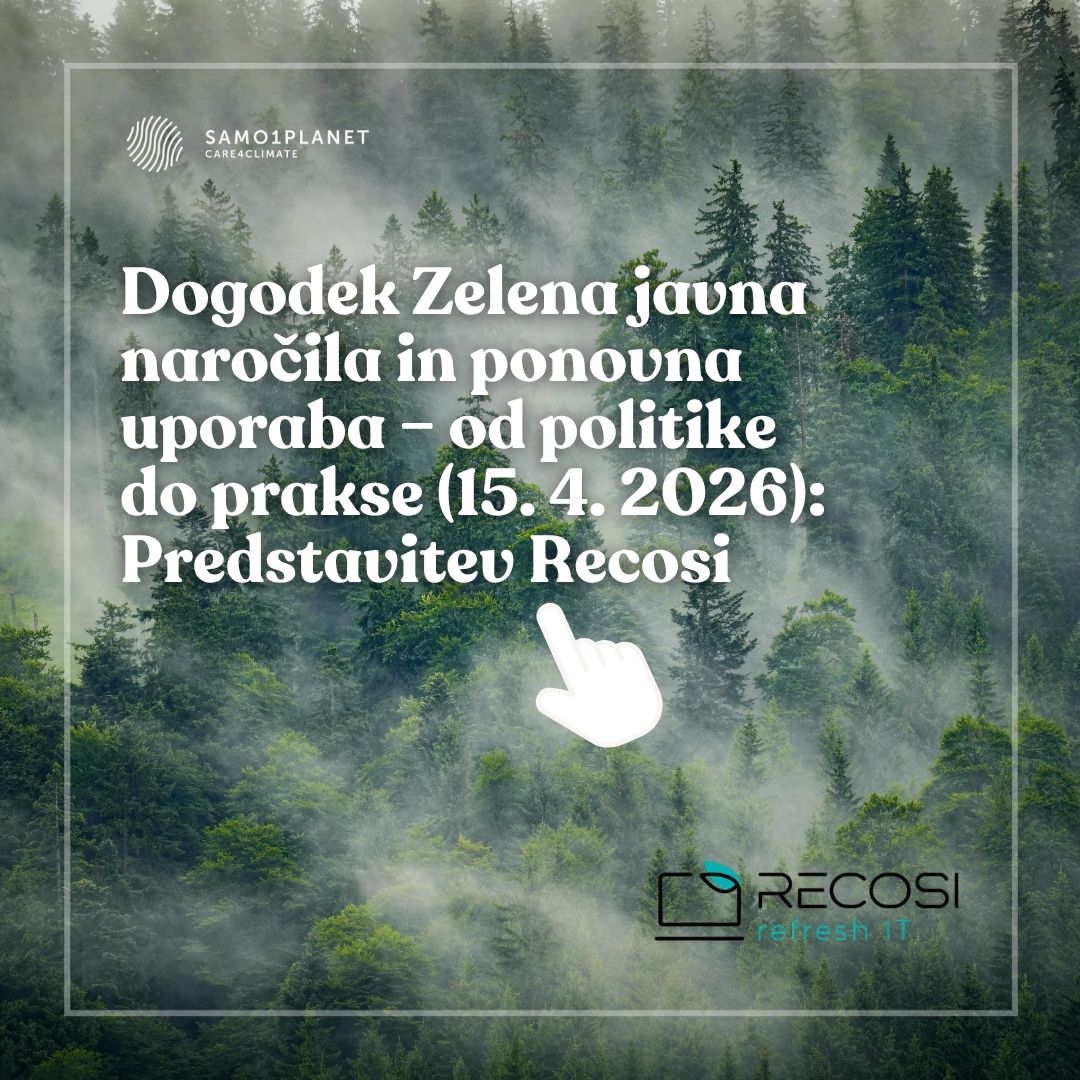 Meglen gozd iglavcev je v ozadju promocijskega vizuala za dogodek o zelenih javnih naročilih in ponovni uporabi, ki bo 15. 4. 2026, s predstavitvijo Recosi. Na sliki sta tudi logotipa SAMO1PLANET in Recosi ter bela ikona roke, ki kaže navzgor.